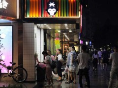 椰二三奶茶加盟店的明檔怎么擺放？答案全解析