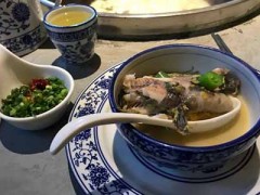 賀莊柴灶魚加盟費多少？投資10萬元左右就可以開店