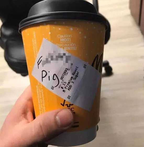 美國警察買咖啡時被羞辱，杯子上寫著幾個大字：該死的豬