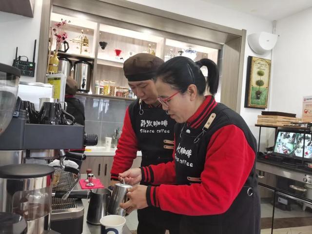西安“無(wú)聲”咖啡館招殘障店員 助其融入社會(huì)