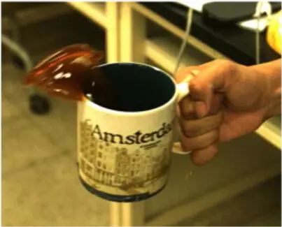 怎么拿咖啡杯不容易灑？科學(xué)家表示發(fā)現(xiàn)了最有效的辦法