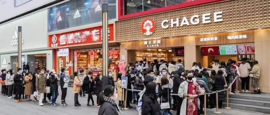 曝光 億+ 門店排隊潮 霸王茶姬與辣目洋子合作首秀 為何火了？