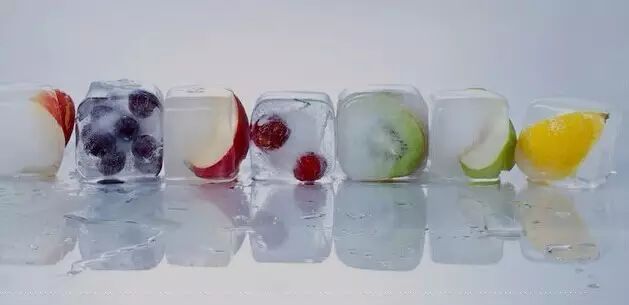 飲品里的冰塊越來越講究，還有人做起這個(gè)生意