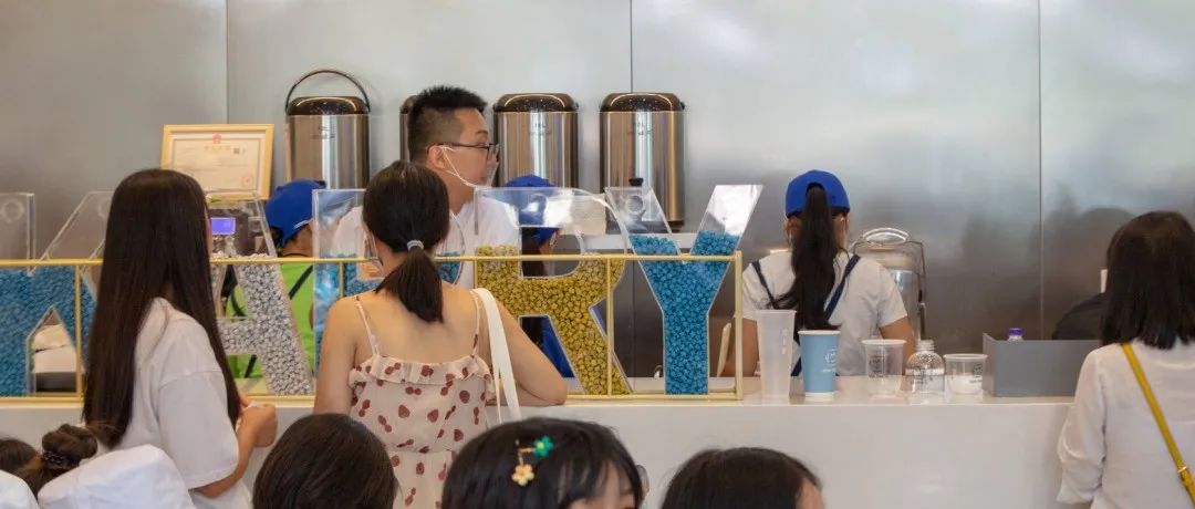 五線小城奶茶店 一杯茶一包煙一把椅子坐一天