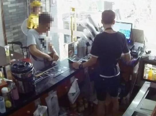 飲品店小哥陷顧客“迷魂陣”  元奶茶 塊賣還倒找