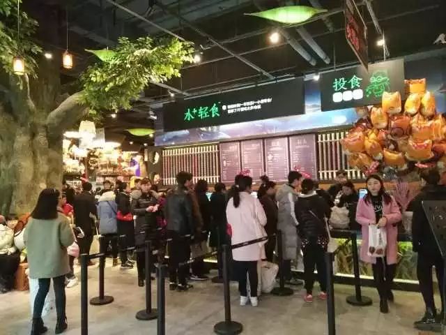 三只松鼠“水+輕食”投食店開業(yè)  “+輕食”業(yè)態(tài)能否成茶飲新方向