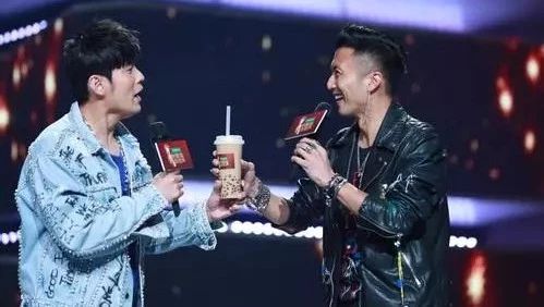 周杰倫喜提人民日報，因為一杯奶茶？