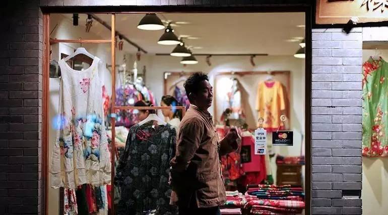 如何吸引從店門口路過的顧客進(jìn)店消費(fèi)？