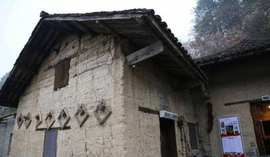 土房改造成餐館,牛棚變成咖啡廳 這里的農(nóng)民真會(huì)玩