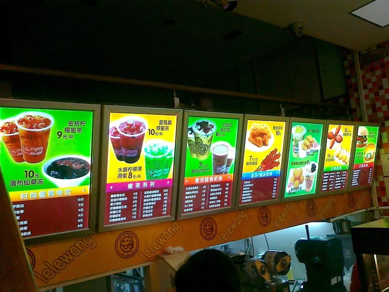 燈箱片上點(diǎn)單率高的飲品多在中間 引導(dǎo)顧客消費(fèi)的 個(gè)小套路