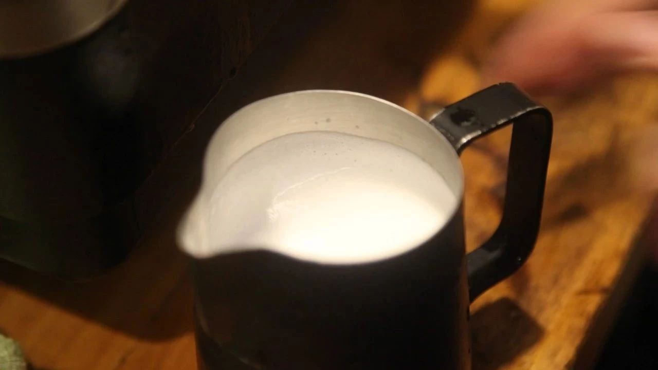 綿密細膩的奶泡是怎么打出來的呢？
