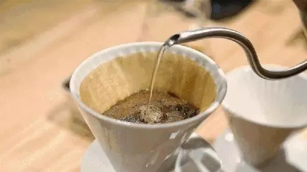 手沖技巧 ｜ 什么是有穿透力的水？斷水法與不斷水法如何注水