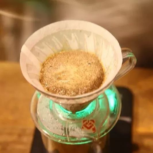 手沖咖啡 |  三段式注水+V 濾杯+淺烘焙、中淺度烘焙、中度烘焙