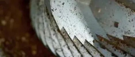 不定時(shí)清潔與保養(yǎng)，再好的磨豆機(jī)都會(huì)廢掉