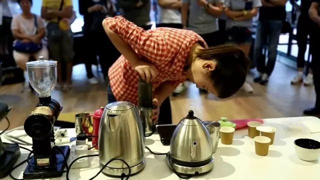 進(jìn)擊的聾人咖啡師：首戰(zhàn)手沖咖啡公開賽 晉級(jí)八強(qiáng)