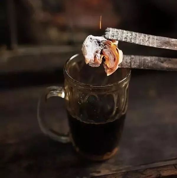 路邊攤%的“炭燒”咖啡，睇到心驚驚，問(wèn)你敢唔敢飲？