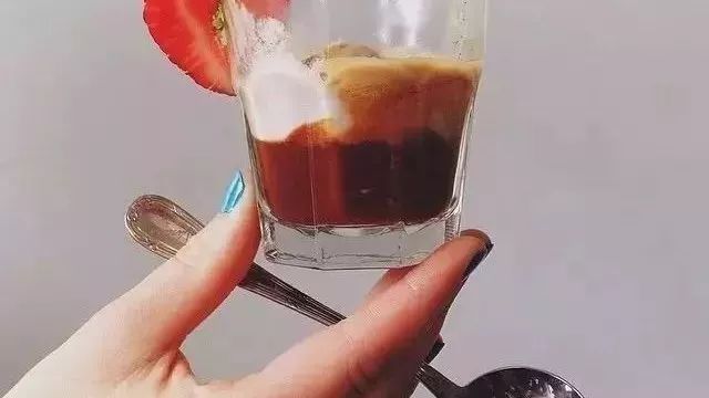 為什么我一喝咖啡就犯困？不是喝了咖啡會(huì)犯困，是你  天天天困！
