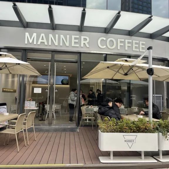 探店｜Manner 開了家輕食餐廳，/ 都是女性顧客？