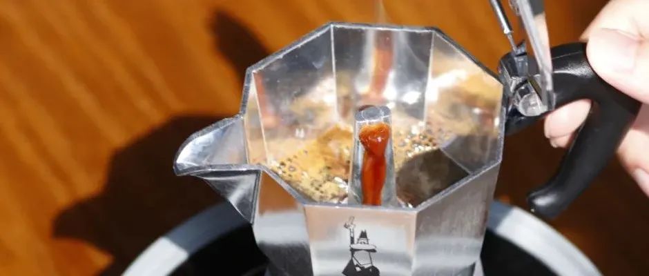“摩卡壺使用什么咖啡豆合適？還有研磨多細(xì)？怎么填粉？什么時(shí)候關(guān)火……”