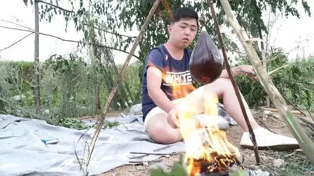 奇葩用杜蕾斯煮咖啡，想喝咖啡，學會這一招野外求生秘技就夠了