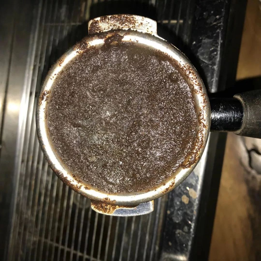 為什么意式咖啡機沖煮后的咖啡粉餅表層會有積水狀況？