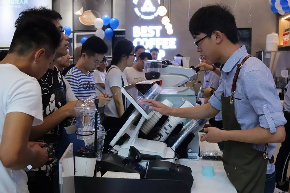 星巴克對面的咖啡店一開，粉絲沸騰了……