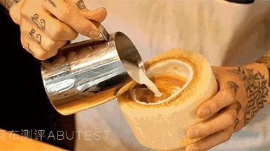 拎著種水果殼調(diào)戲咖啡師，這個(gè)技術(shù)給分，多一分拿去驕傲！