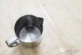 【咖啡器具】拉花缸的嘴部對拉花的影響，拉花缸品牌的選用