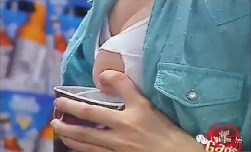 【搞笑視頻】無節(jié)操美女?dāng)D奶沖咖啡惡作??！路人表情亮了-