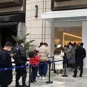 杭州網(wǎng)紅咖啡店% Arabica排長(zhǎng)隊(duì)被緊急勸停，%官方這樣回應(yīng)?。? title=