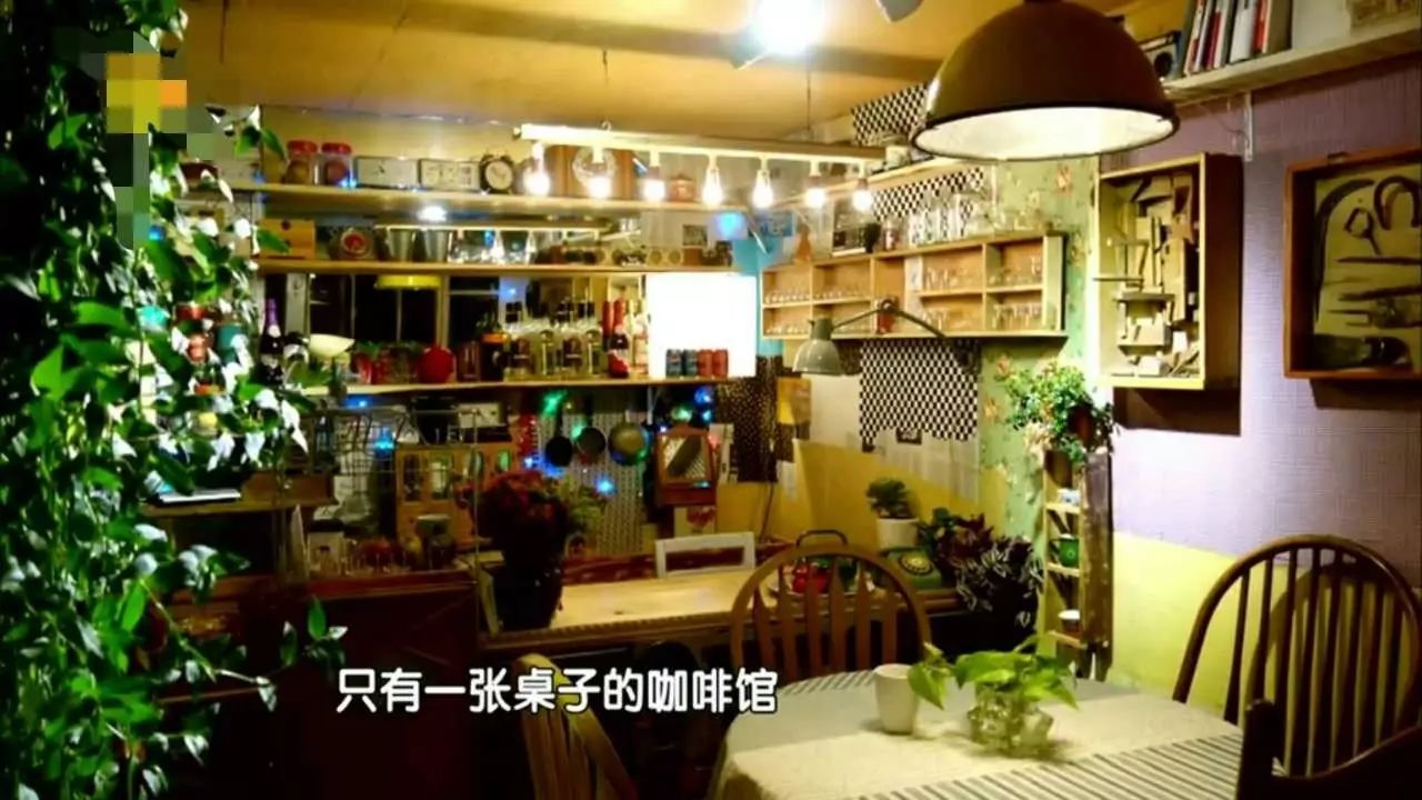 他用 天爆改平米小屋成咖啡館，因為愛情