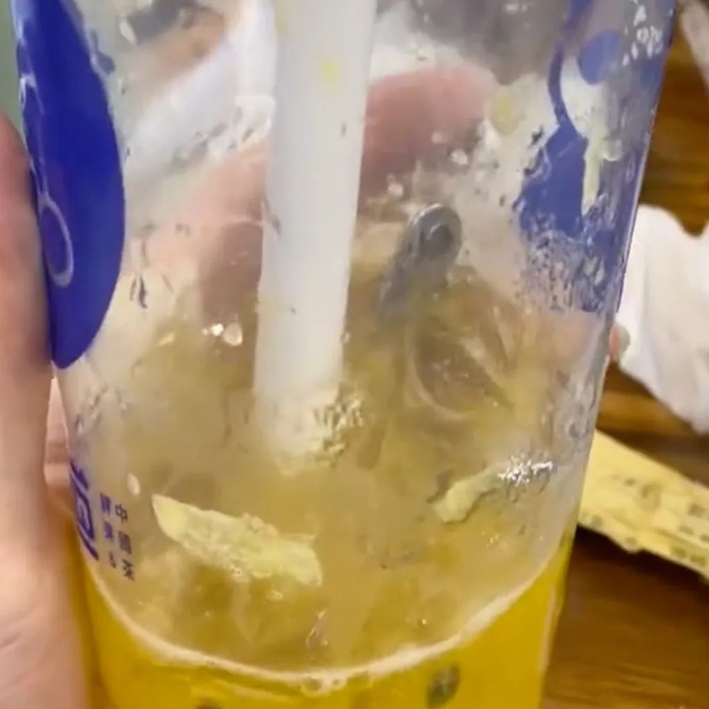 再離譜點？奶茶里面發(fā)現(xiàn)指甲刀，那下次是不是塞把刀進去……