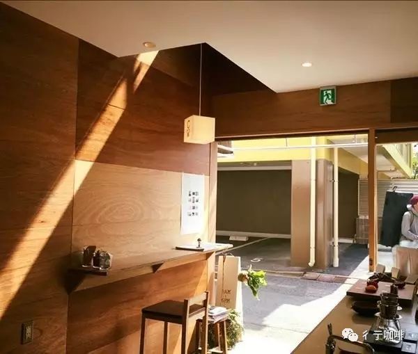 在星巴克和藍(lán)瓶子工作多年后，她開了自己的木屋咖啡館