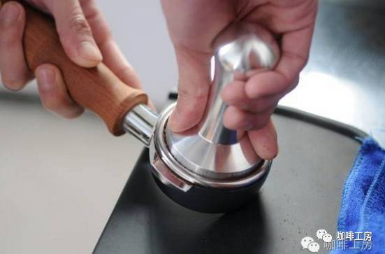 如何制作一杯意式濃縮咖啡Espresso之壓粉的技巧
