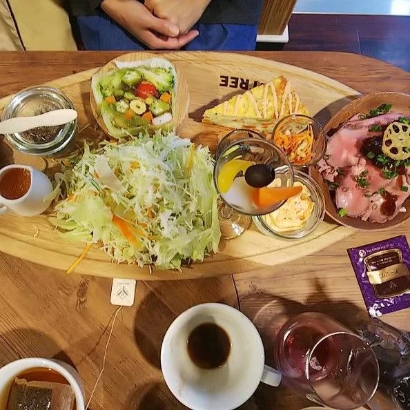 日本這家咖啡廳超豪華下午茶，以供應(yīng)驚人的午餐套餐和甜點爆紅！