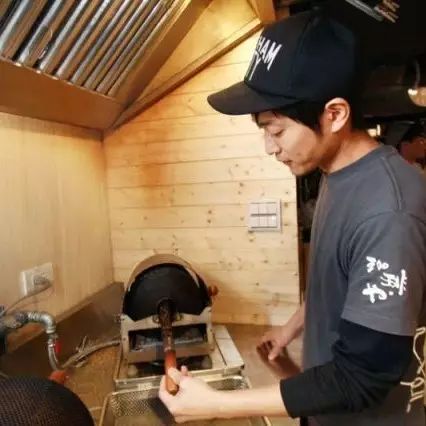 來自日本的「咖啡屋」 咖啡豆也可以現(xiàn)點(diǎn)現(xiàn)烘，親自見證烘焙過程！