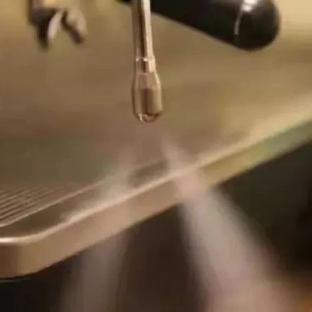 “吱～吱～～吱～～～”這樣奶泡就打好了