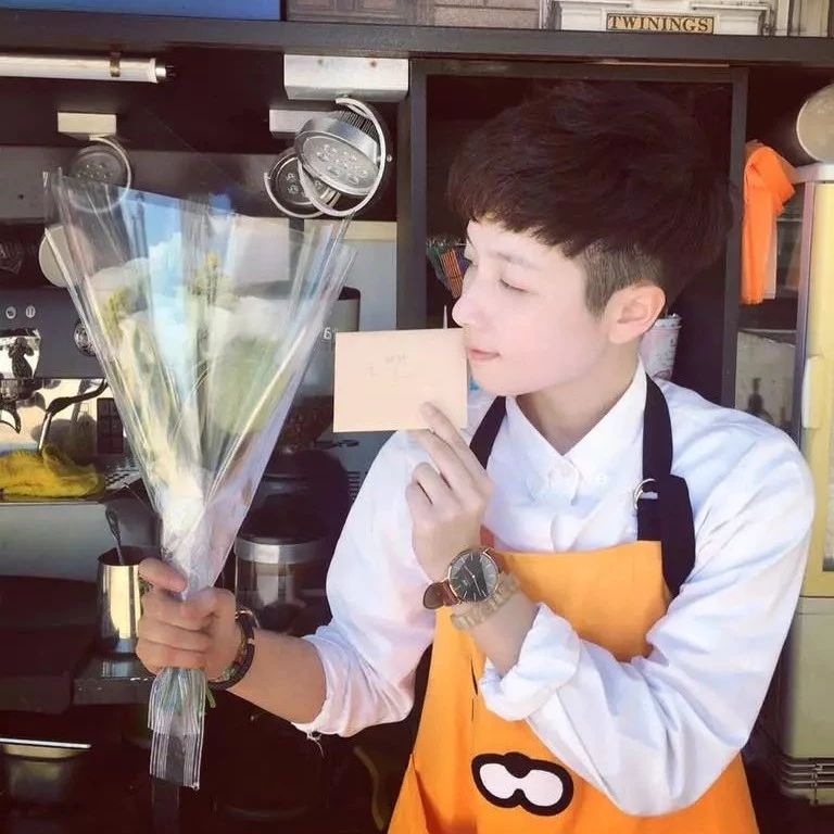曾任BMW小主管，放棄高薪追咖啡夢的帥氣小女生，開著咖啡車努力追夢