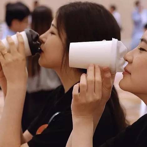 這個設(shè)計妙：“親吻”咖啡杯蓋