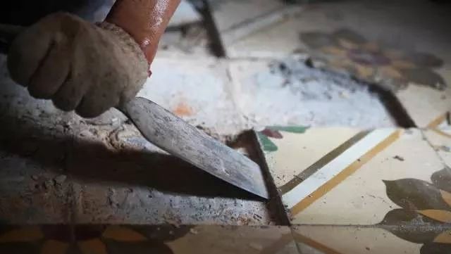 堪稱"最破爛"咖啡館第一天開店就爆倉，老板居然就是個(gè)撿破爛的