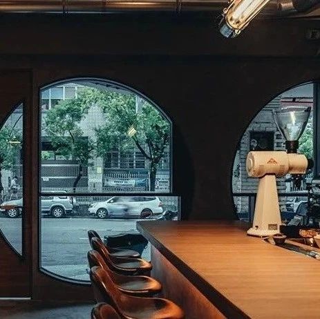 餐飲品牌 ? 溫暖的燈光氛圍，營(yíng)造適合品嘗咖啡的空間