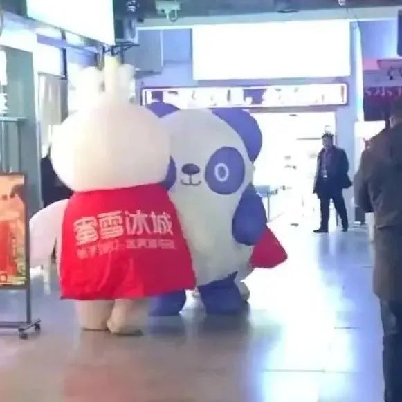 為了上一次挑釁事件，茶百道和蜜雪冰城正面打起來了…
