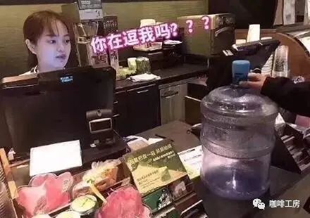 這容器絕了！星巴克咖啡師遇上奇葩容器，從容淡定！