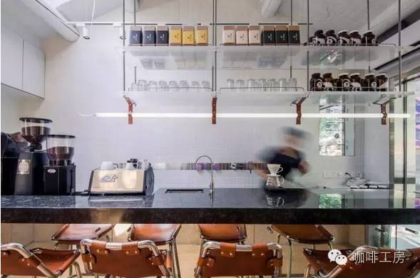 這個(gè) 平米小店，員工卻有帶浴缸的超美宿舍！