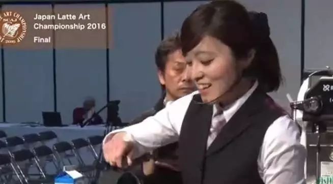 咖啡職人的“專注”與“自信”， 拉花比賽比的不止拉花！