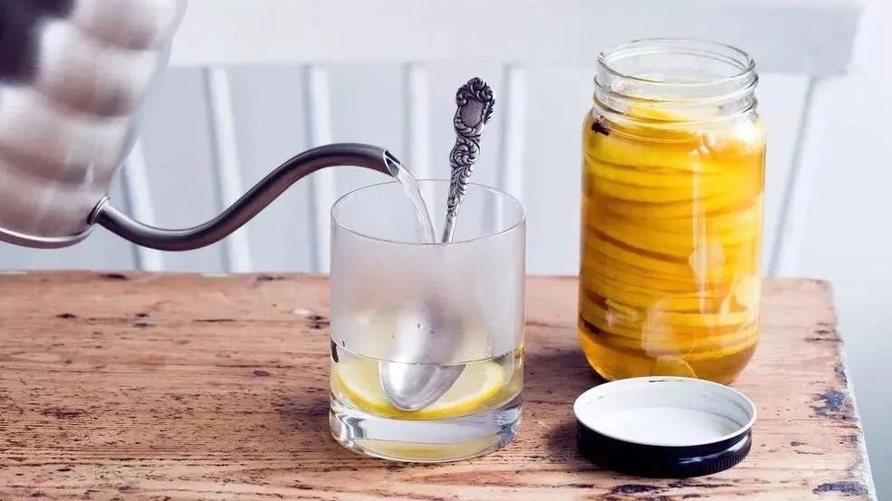 網(wǎng)友：請曝光這家咖啡館！白開水元一杯，檸檬水免費？咖啡館配檸檬水真相
