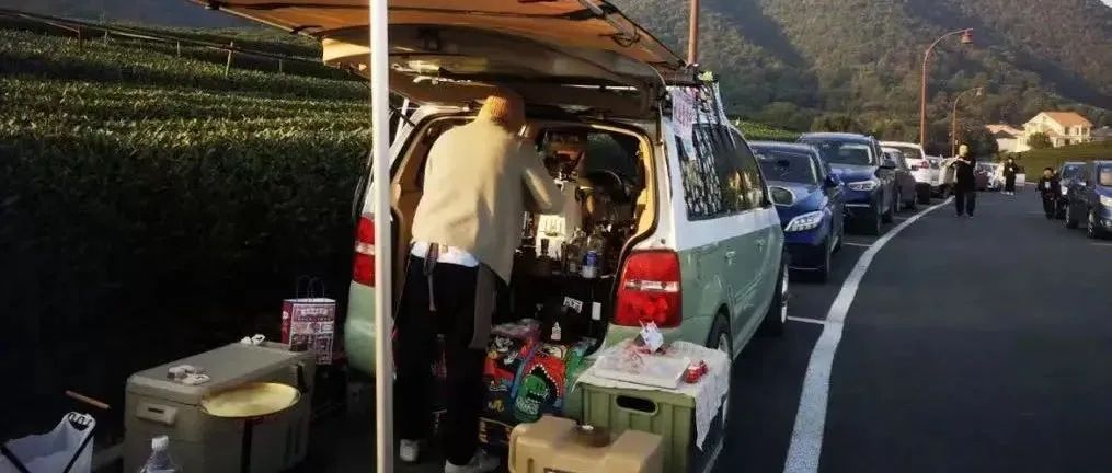 一邊喝咖啡一邊看采茶，茶園邊露營(yíng)咖啡生意火爆！