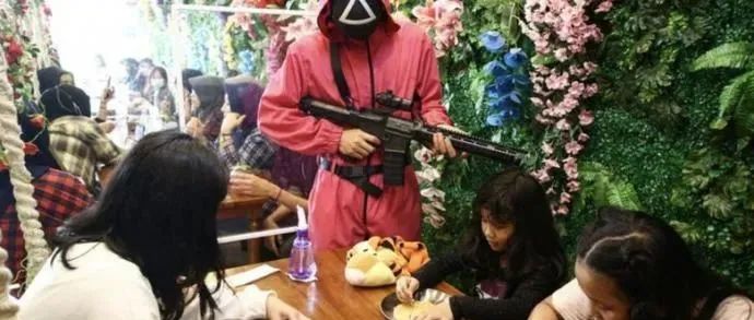 爆火！一咖啡館因《魷魚游戲》主題元素賺翻?。? title=