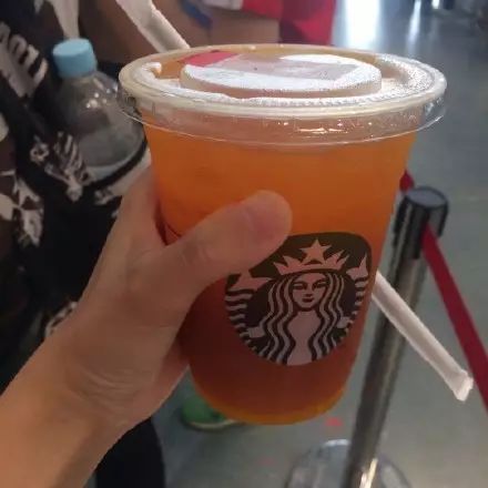 星巴克店長(zhǎng)瘋了！人氣偶像鞠婧請(qǐng)了粉絲多杯星巴克