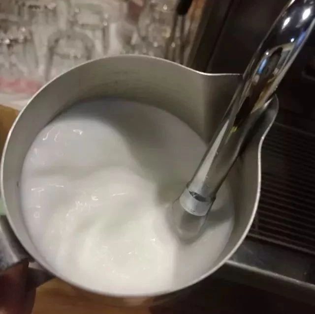 打奶泡技巧 | 綿密細膩的奶泡是怎么打出來的呢？